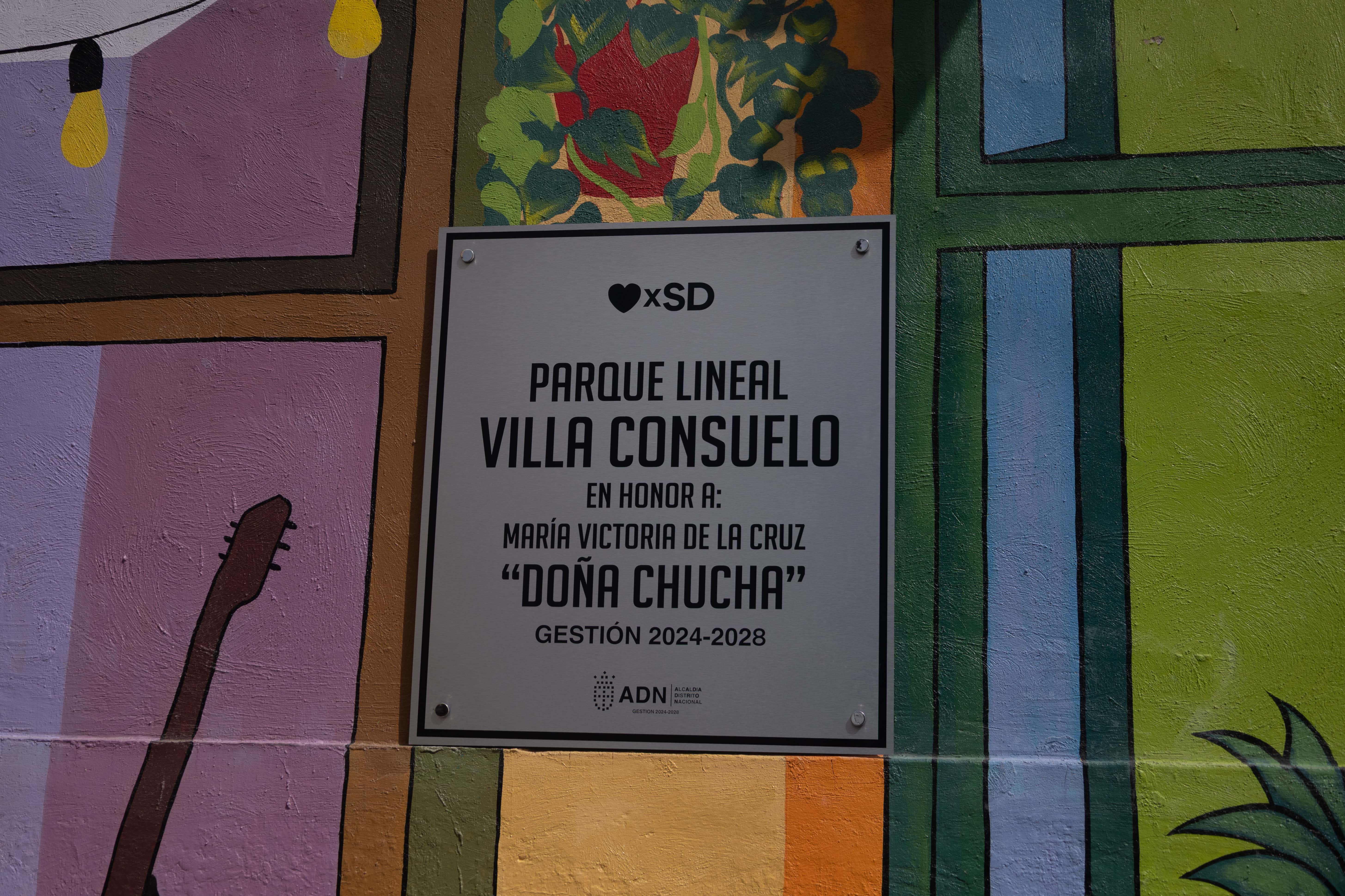 Tarja que menciona el nombre del parque