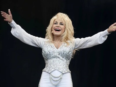 Cambio de guardia de Buckingham homenajea a Dolly Parton