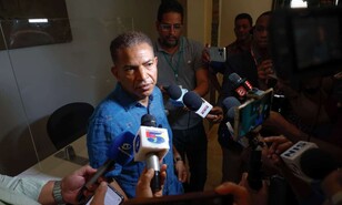 Dirigente choferil denuncia que 27 autobuses para corredor de Santiago est&aacute;n en manos privadas