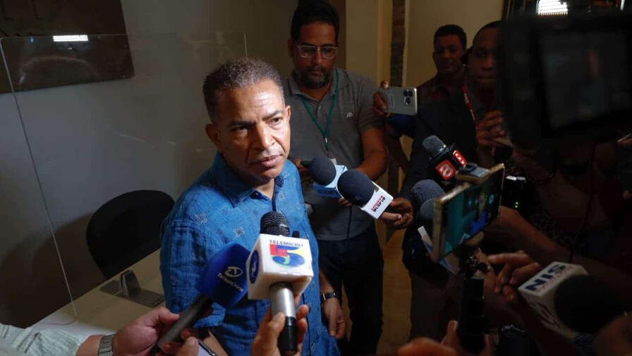 Dirigente choferil denuncia que 27 autobuses para corredor de Santiago están en manos privadas Dirigente choferil denuncia que 27 autobuses para corredor de Santiago están en manos privadas