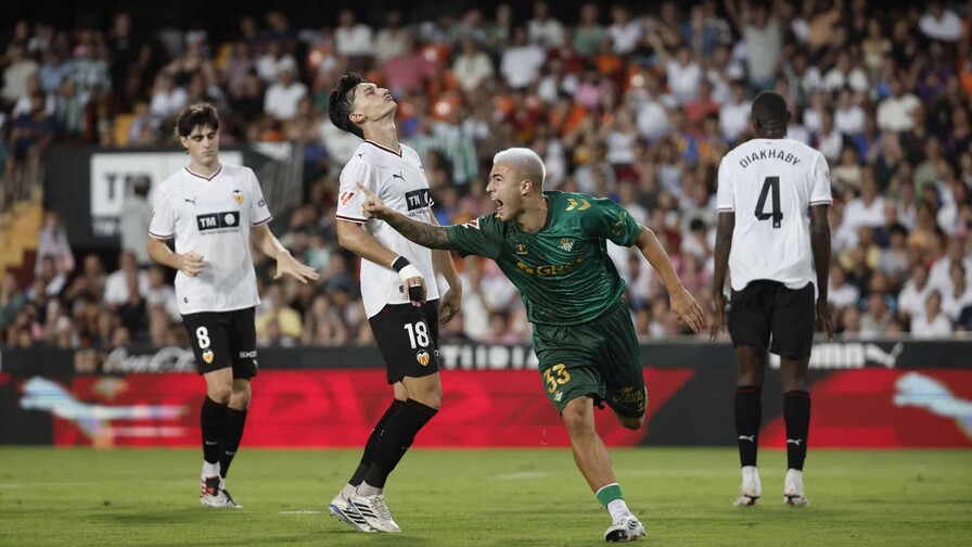 El Real Betis de Junior Firpo vence 1-0 al Valencia en la continuación de LaLiga El Real Betis de Junior Firpo vence 1-0 al Valencia en la continuación de LaLiga