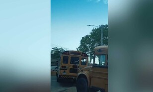 Denuncian maniobras peligrosas de autobuses transportan personal en autopista de San Isidro