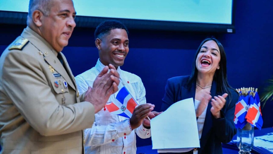 Faride Raful entrega la nacionalidad dominicana a 182 extranjeros Faride Raful entrega la nacionalidad dominicana a 182 extranjeros