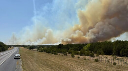 Incendio forestal arrasa ranchos en Texas en cuesti&oacute;n de horas y obliga a evacuar comunidades