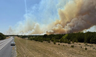 Incendio forestal arrasa ranchos en Texas en cuesti&oacute;n de horas y obliga a evacuar comunidades