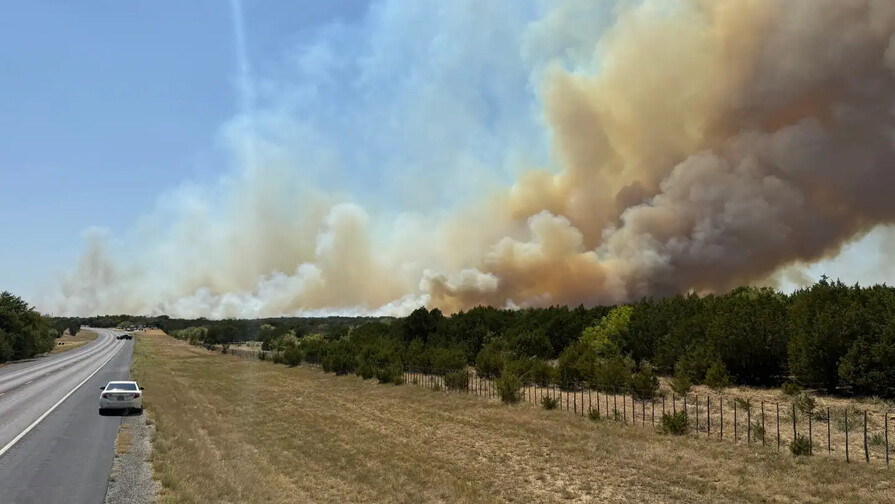 Incendio forestal arrasa ranchos en Texas en cuestión de horas y obliga a evacuar comunidades Incendio forestal arrasa ranchos en Texas en cuestión de horas y obliga a evacuar comunidades