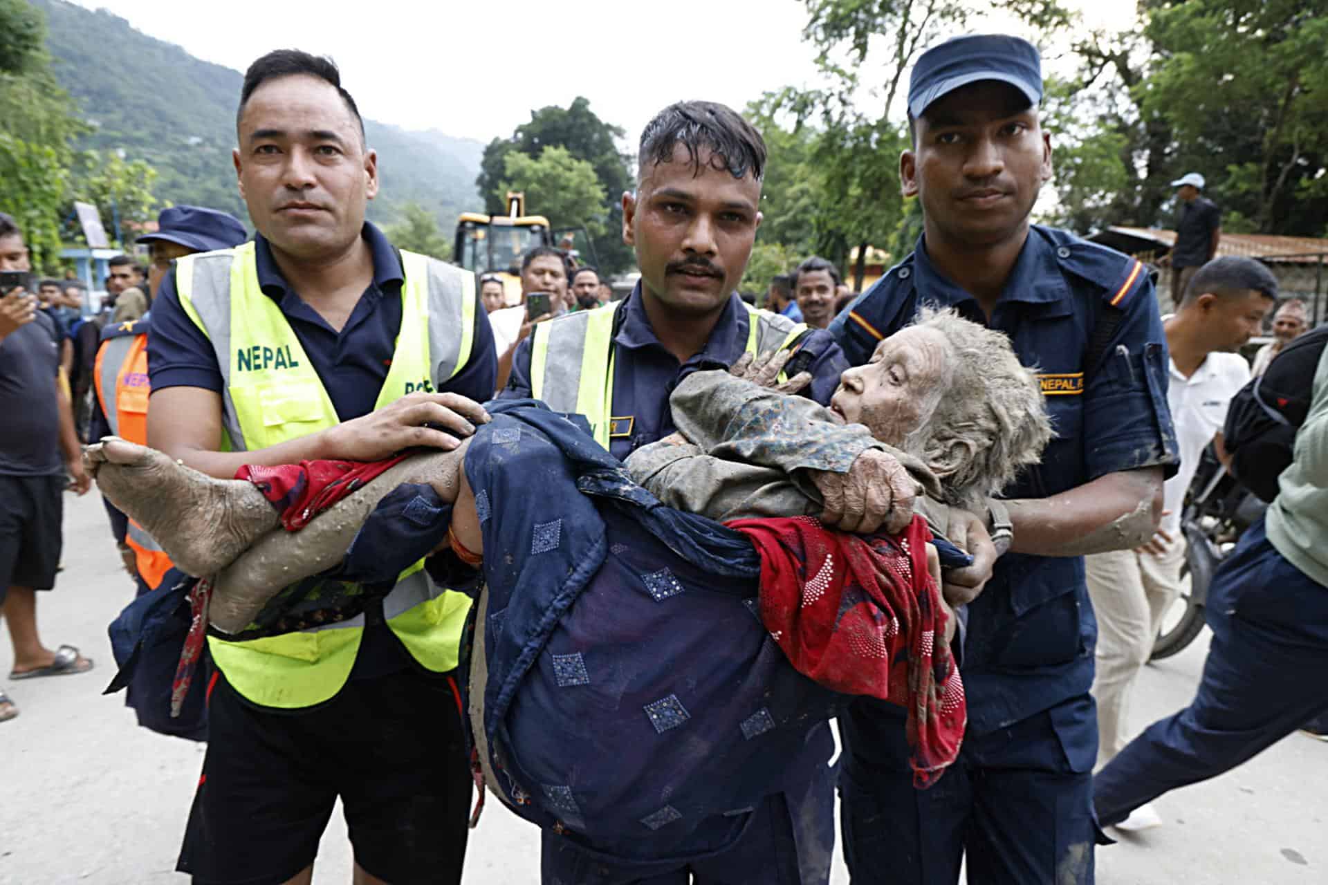Una anciana fue rescatada de una residencia de ancianos en Devighat tras una inundación repentina en Trishuli Bazar, distrito de Nuwakot, Nepal.