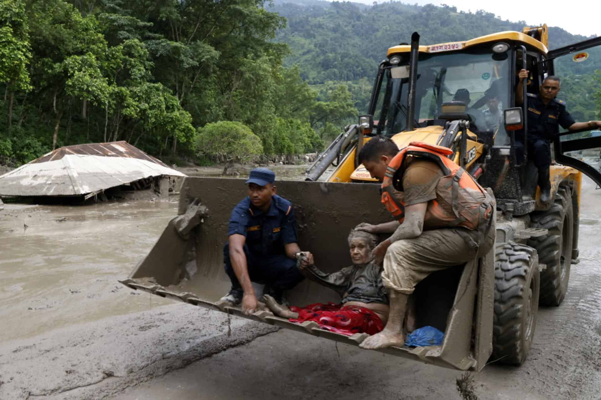 Unpal.Los rescatistas trasladan a una anciana rescatada de una residencia de ancianos en Devighat tras una inundación repentina en Trishuli Bazar, distrito de Nuwakot, Nepal.