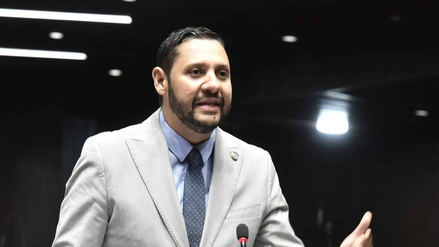Becados tendrían que regresar a RD y trabajar hasta cinco años, según proyecto aprobado Becados tendrían que regresar a RD y trabajar hasta cinco años, según proyecto aprobado