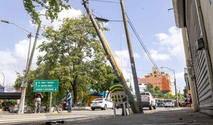 Poste amenaza con caer en calle Seibo de  Villa Consuelo