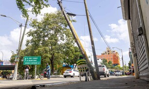 Poste amenaza con caer en calle Seibo de  Villa Consuelo