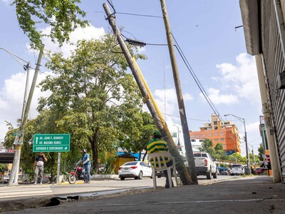 Poste inclinado pone en riesgo a peatones