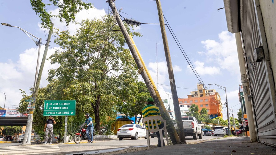 Poste amenaza con caer en calle Seibo de Villa Consuelo Poste amenaza con caer en calle Seibo de Villa Consuelo