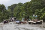 La inmensa riada ya deja un centenar de víctimas en Nepal y China y casi 900 desaparecidos La inmensa riada ya deja un centenar de víctimas en Nepal y China y casi 900 desaparecidos