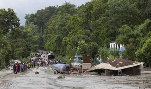 La inmensa riada ya deja un centenar de v&iacute;ctimas en Nepal y China y casi 900 desaparecidos