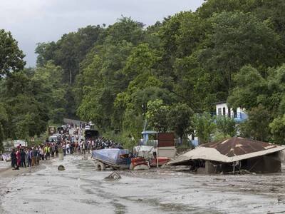 Riada centenar de víctimas en Nepal y China; casi 900 desaparecidos
