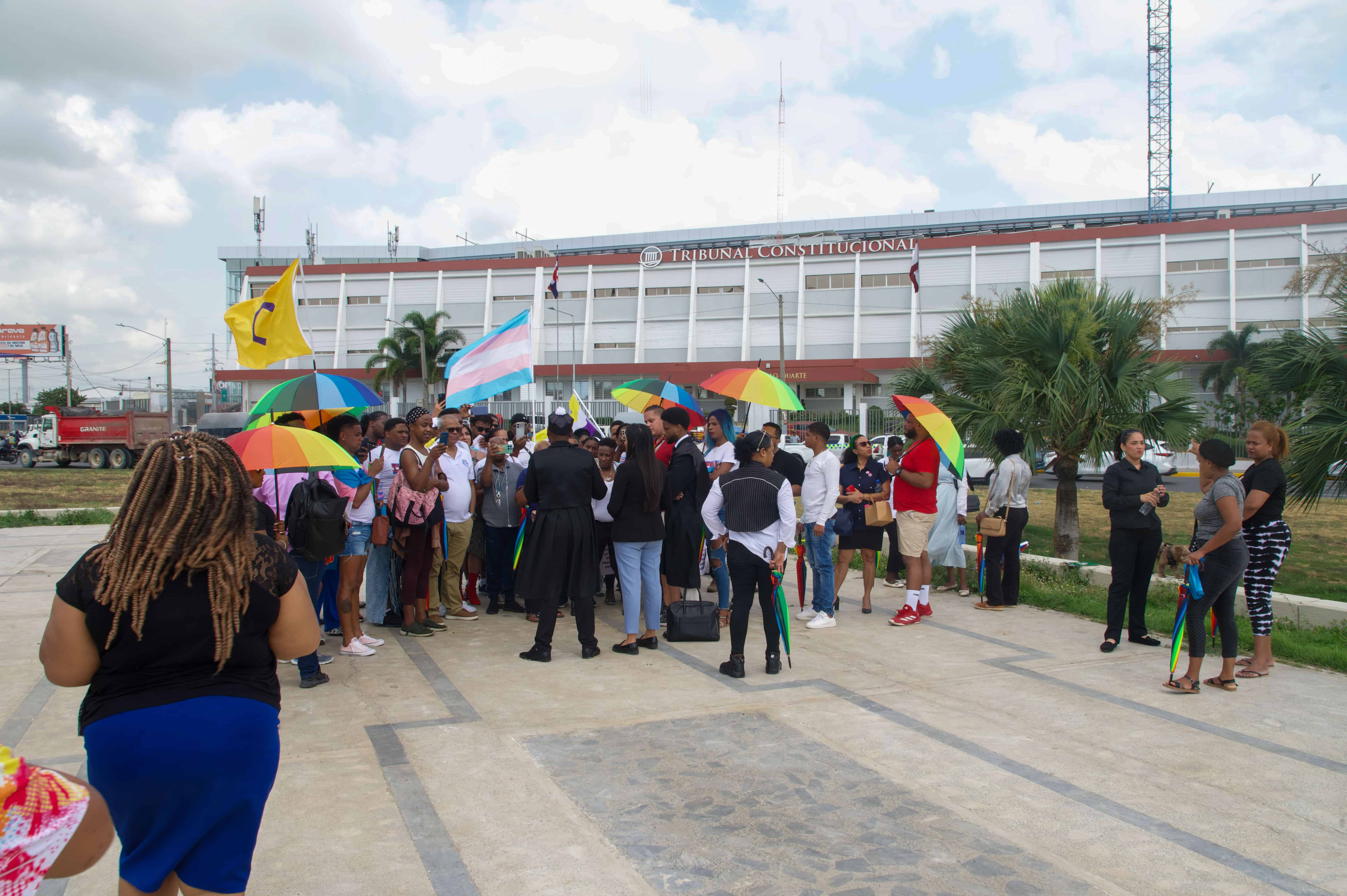 Un grupo de personas se concentr&oacute; en la Plaza de la Bandera, frente al Tribunal Constitucional, para apoyar la inclusi&oacute;n de la orientaci&oacute;n sexual como causa de discriminaci&oacute;n. 