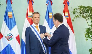 Ito Bison&oacute; condecora al embajador de Pa&iacute;ses Bajos al concluir misi&oacute;n diplom&aacute;tica en RD