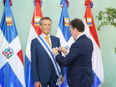 Víctor Bisonó condecora al embajador de Países Bajos en RD