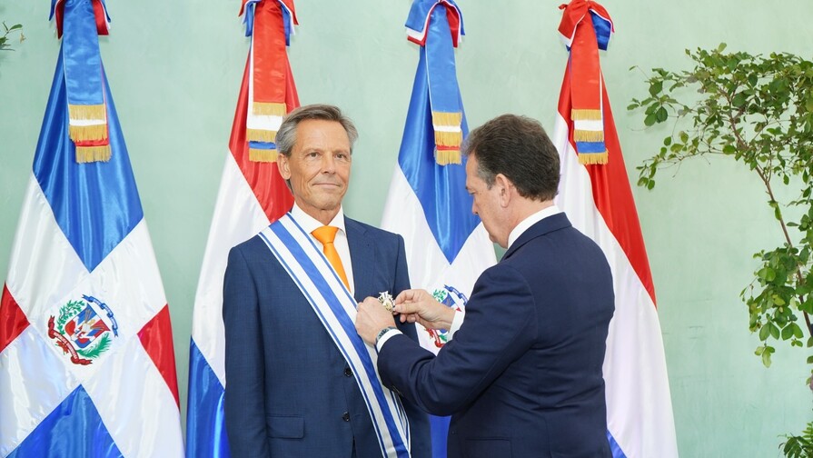 Ito Bisonó condecora al embajador de Países Bajos al concluir misión diplomática en RD Ito Bisonó condecora al embajador de Países Bajos al concluir misión diplomática en RD