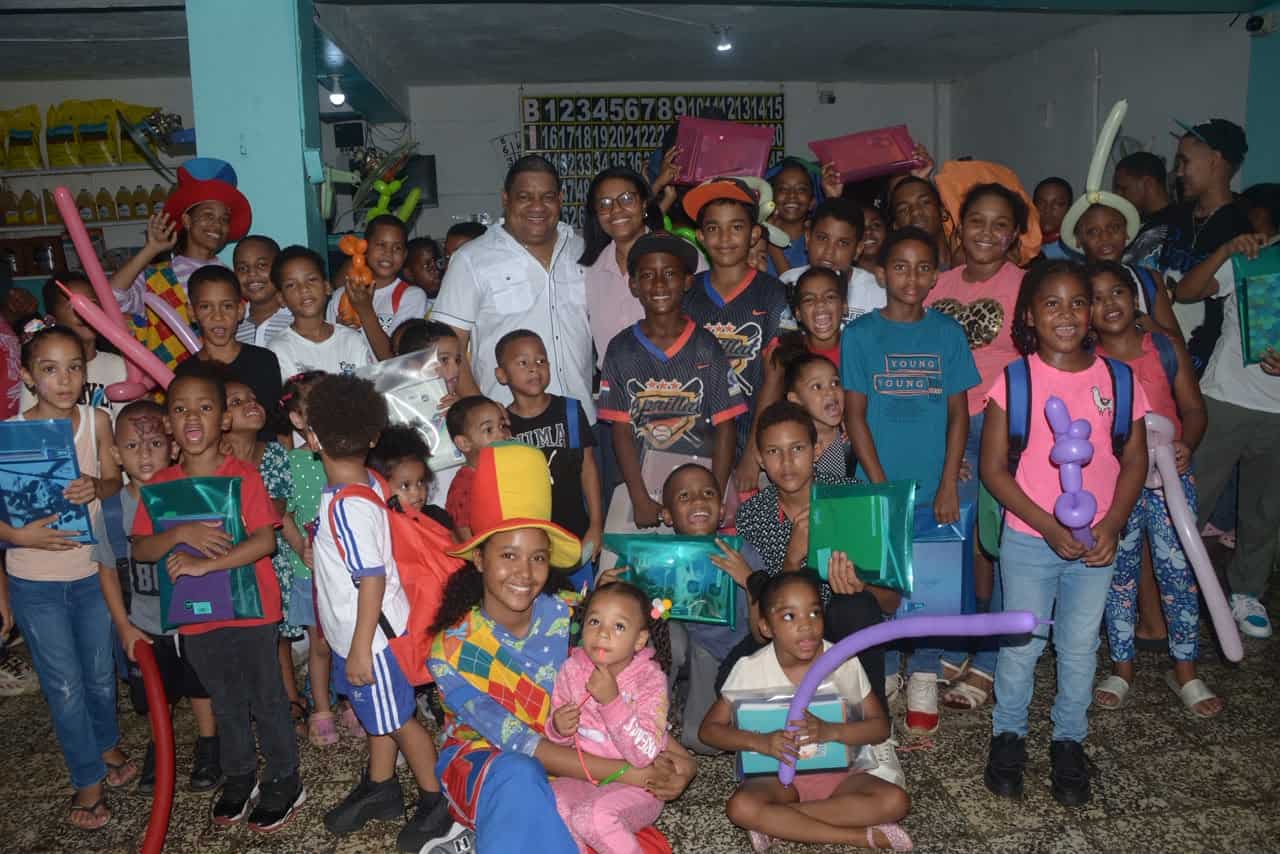 La entrega de útiles escolares forma parte de las acciones de apoyo social promovidas por el dirigente comunitarioLa entrega de útiles escolares forma parte de las acciones de apoyo social promovidas por el dirigente comunitario.