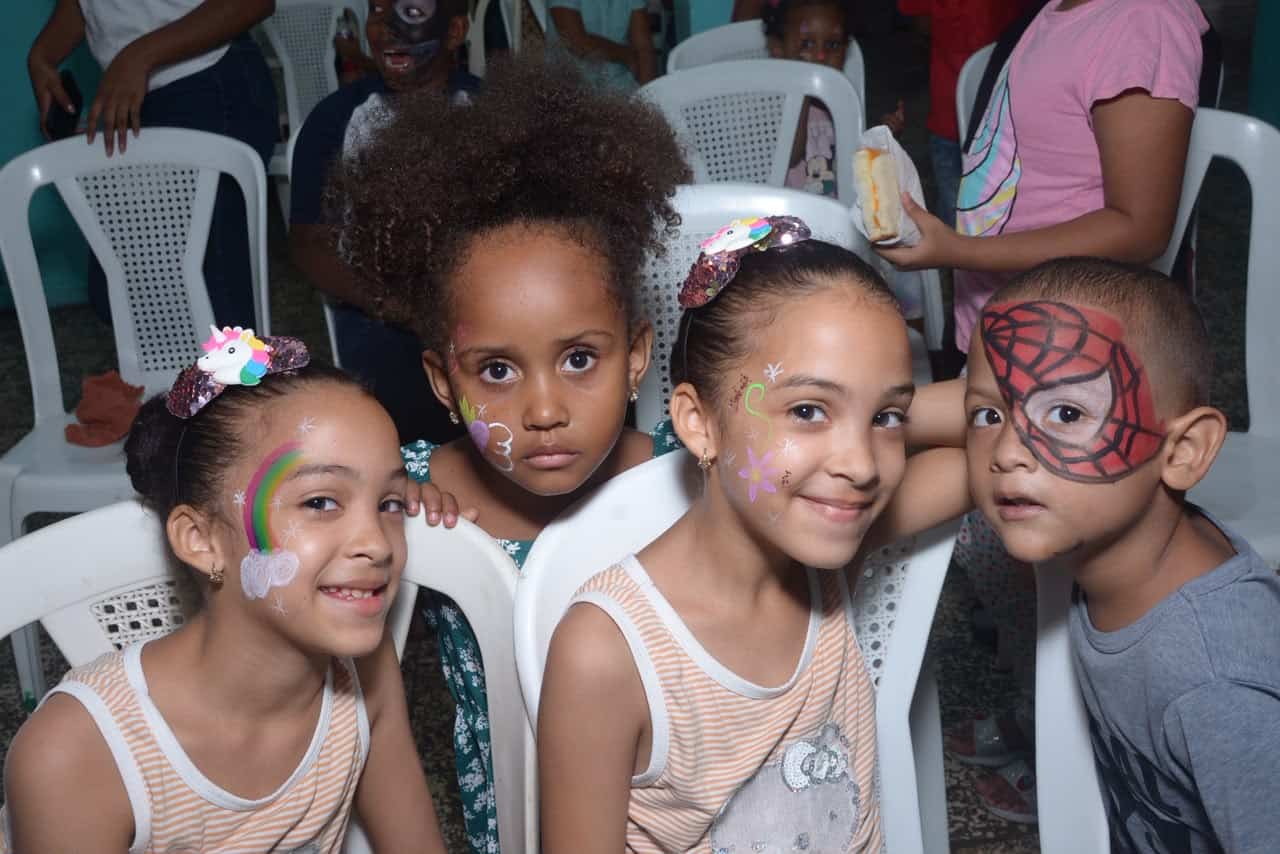 Las entregas fueron realizadas en los sectores donde niños y niñas recibieron materiales esenciales para apoyar su proceso educativo.