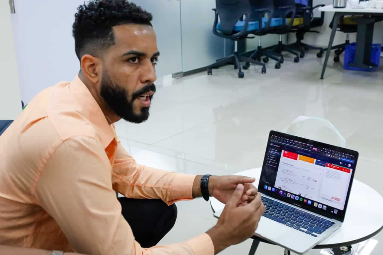 La herramienta cuenta con un tutor virtual.