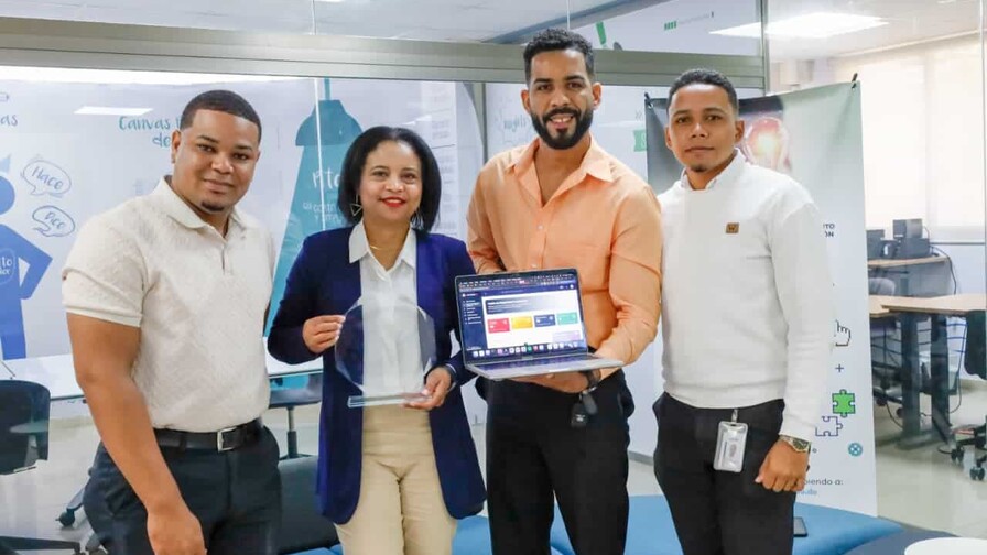 Aula Digital: la apuesta de estudiantes de UAPA para combatir la deserci&oacute;n escolar con inteligencia