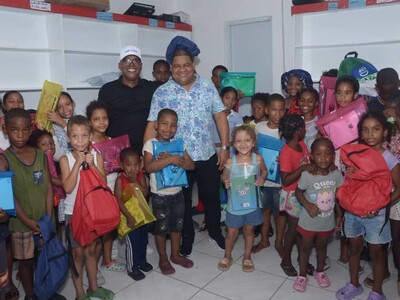 Yuli Norberto entrega útiles a niños de sectores vulnerables