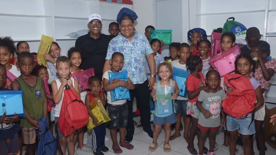 Yuli Norberto entrega kits y útiles escolares a niños de sectores vulnerables ante inicio de clases Yuli Norberto entrega kits y útiles escolares a niños de sectores vulnerables ante inicio de clases