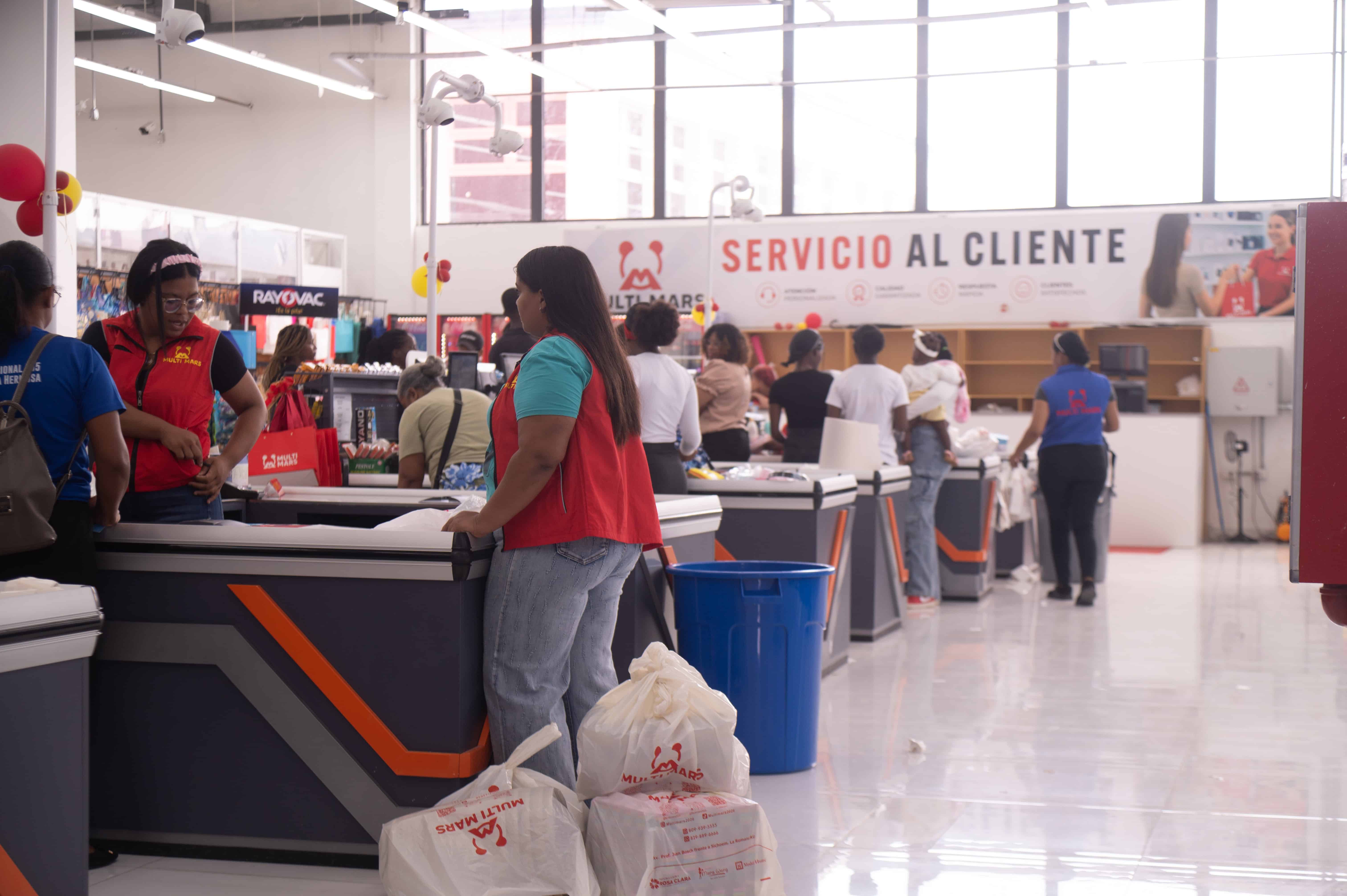 Cliente paga sus mercancías en la Importadora Mars, en La Romana.