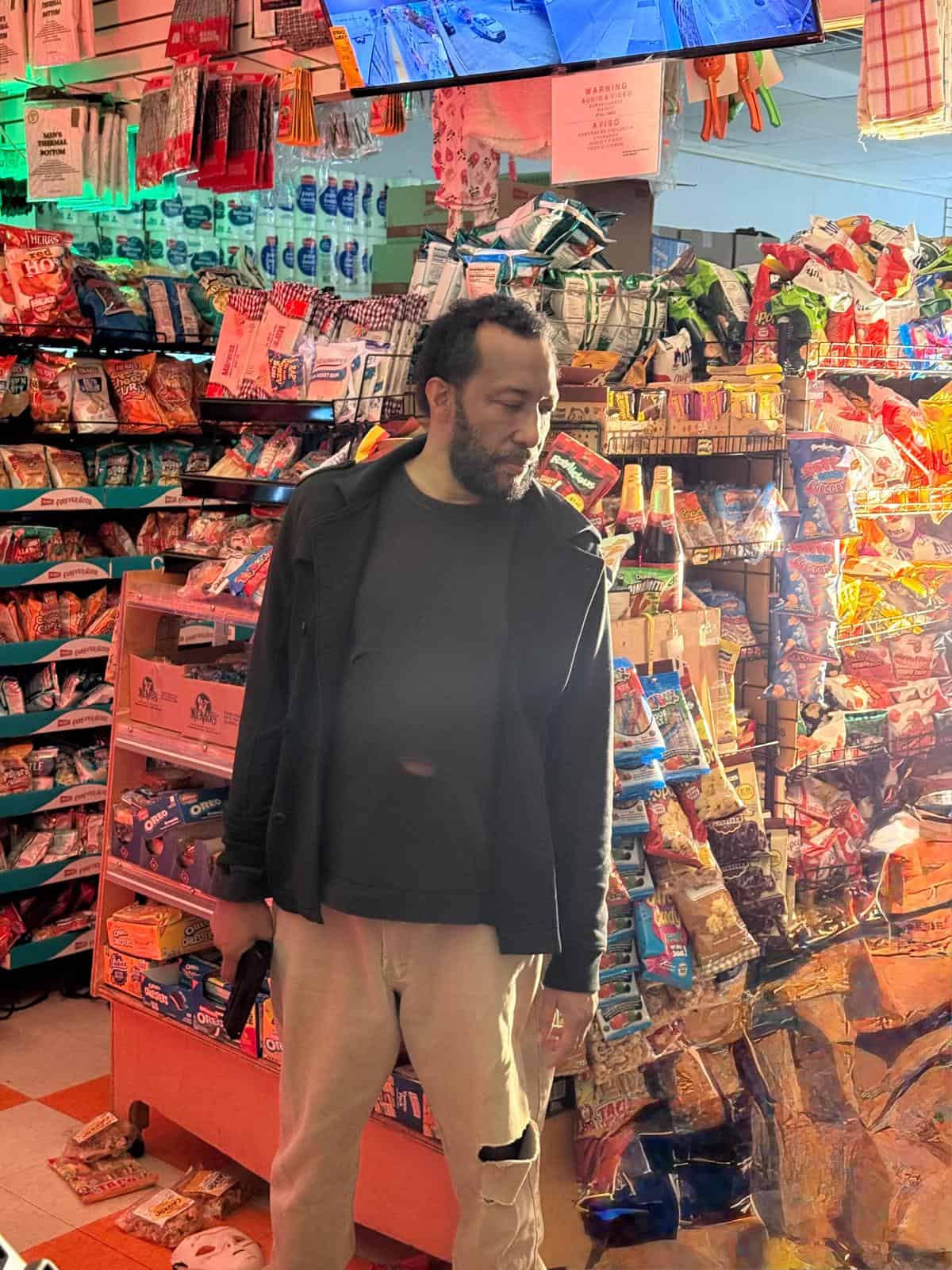 El actor Johnnié Mercedes en una escena en la bodega.