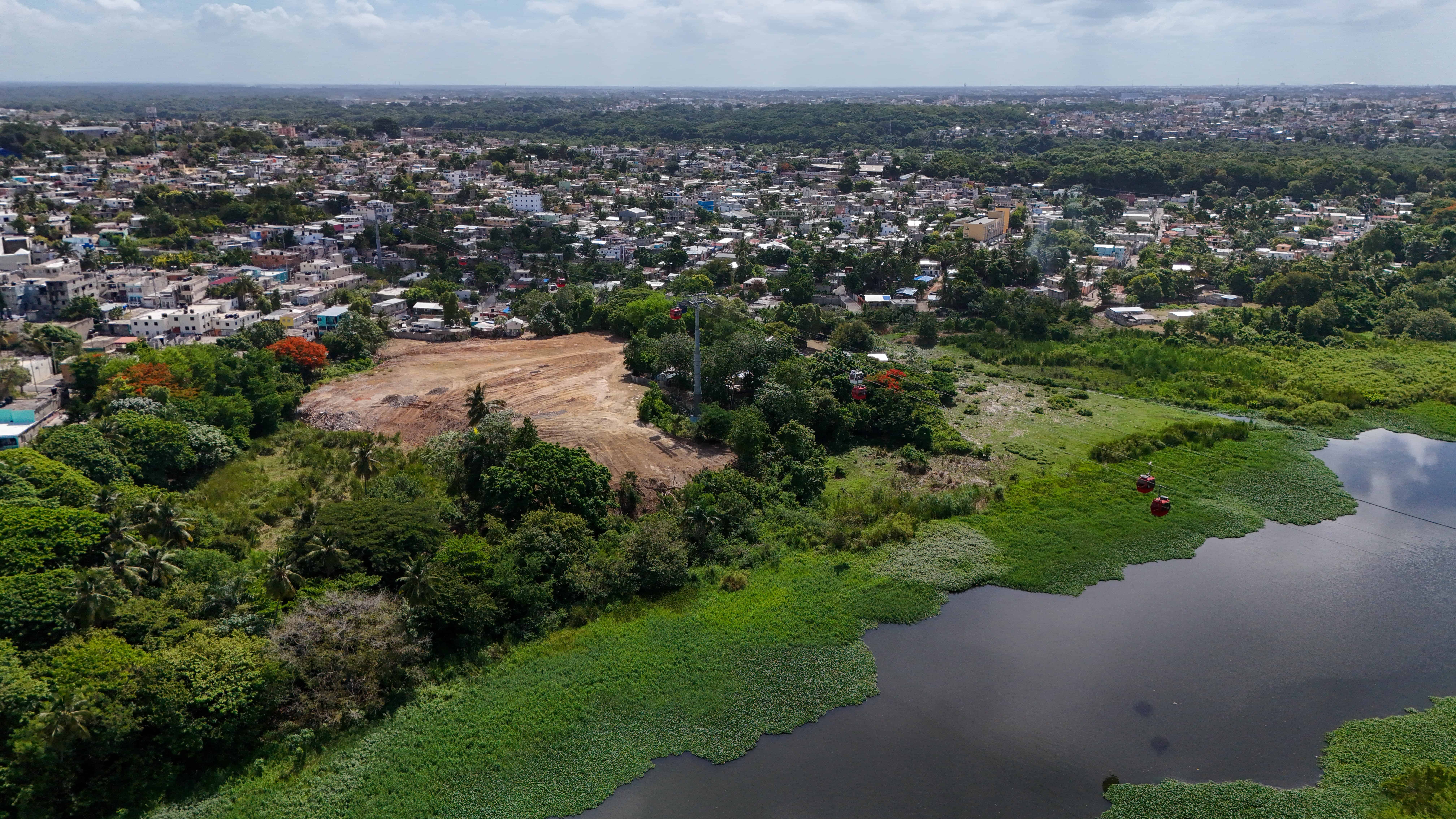 Una familia conocida como Cuevas dice ser propietaria del terreno a pesar de que la Ley de Medio Ambiente establece que no se debe ocupar la ribera de los ríos 30 metros a ambos lados.