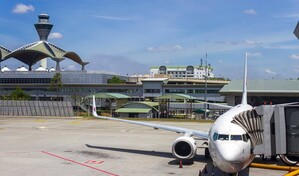 Hallan a un joven muerto en el tren de aterrizaje de un avi&oacute;n en Malasia
