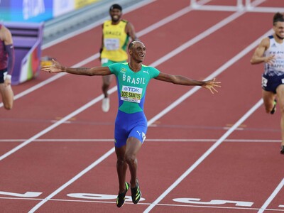 Alison Dos Santos bate el récord mundial de los 400 metros con vallas