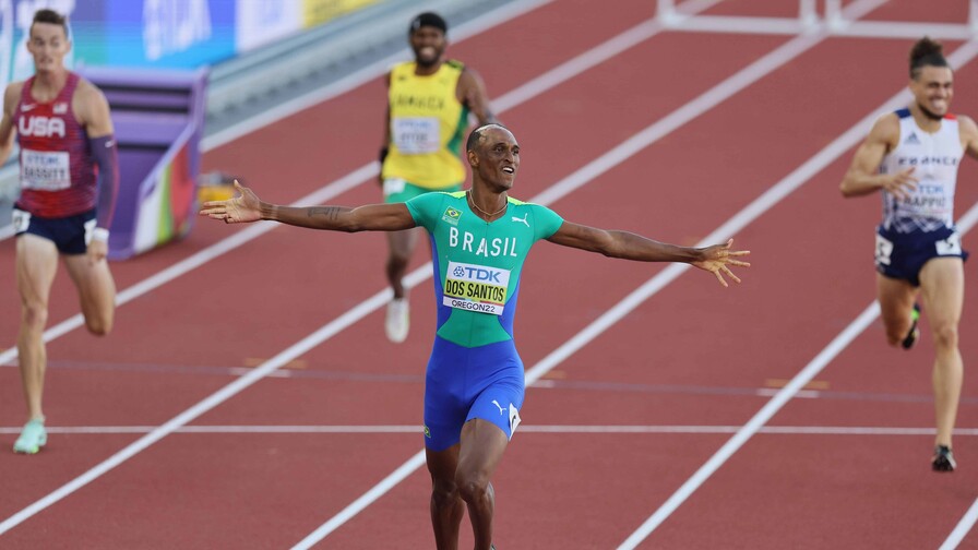 El brasileño Alison Dos Santos bate el récord mundial de los 400 metros con vallas El brasileño Alison Dos Santos bate el récord mundial de los 400 metros con vallas