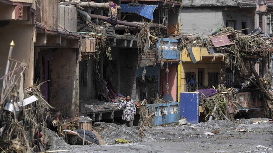 El balance del deslave en Nepal sube a 359 muertos
