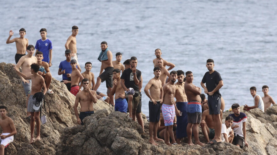 Casi la mitad de 1,500 menores migrantes en Ceuta son niñas y muchos de menos de 13 años Casi la mitad de 1,500 menores migrantes en Ceuta son niñas y muchos de menos de 13 años