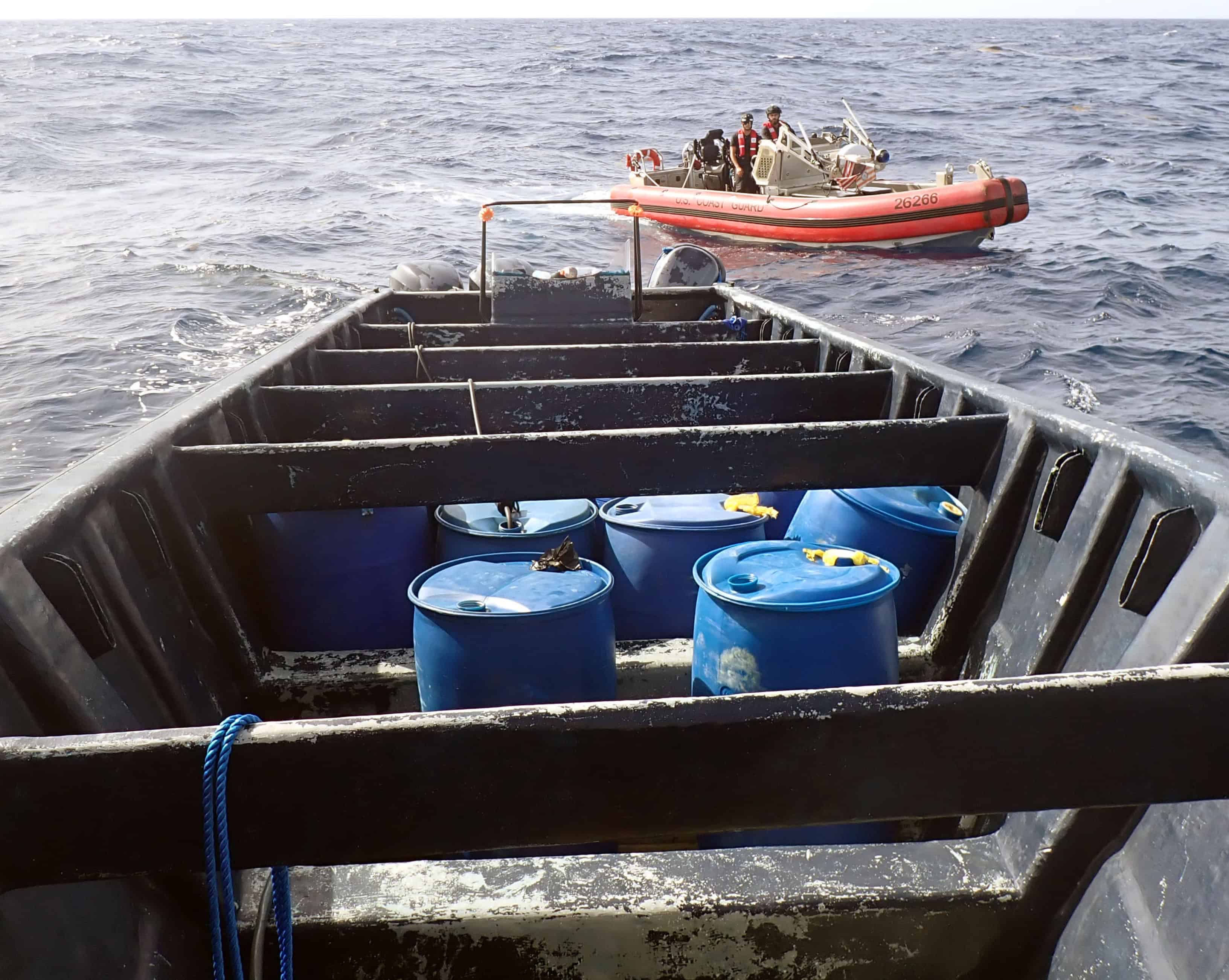 El guardacostas Richard Dixon interceptó una embarcación sospechosa de contrabando de drogas a unas 50 millas al sur de Puerto Rico, el 22 de agosto de 2026. La interceptación resultó en la incautación de aproximadamente 7250 libras de cocaína, con un valor mayorista estimado de 54,5 millones de dólares, y la detención de cinco personas en espera de una investigación más exhaustiva.