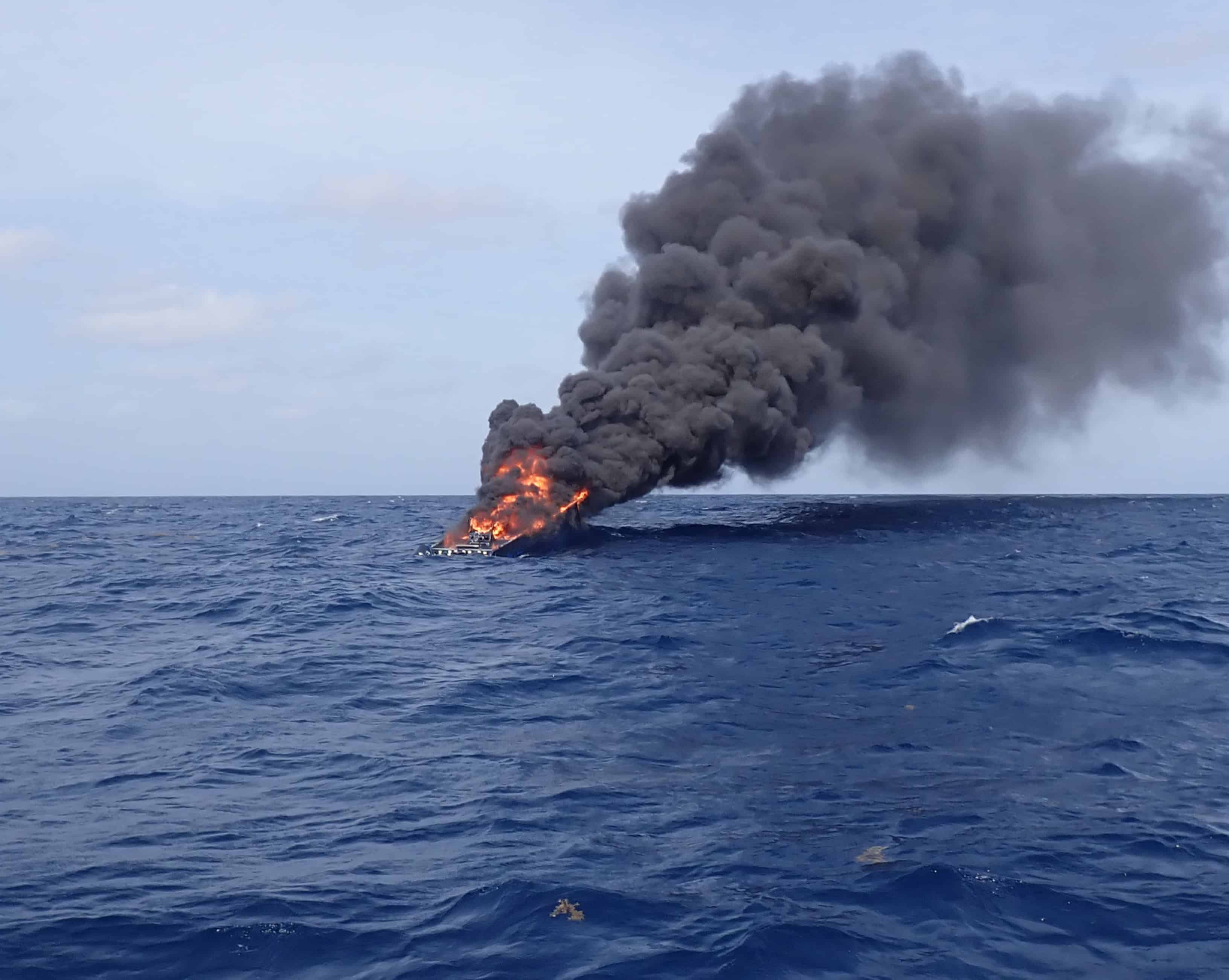 El guardacostas Richard Dixon interceptó una embarcación sospechosa de contrabando de drogas a unas 50 millas al sur de Puerto Rico, el 22 de agosto de 2026. La interceptación resultó en la incautación de aproximadamente 7250 libras de cocaína, con un valor mayorista estimado de 54,5 millones de dólares, y la detención de cinco personas en espera de una investigación más exhaustiva.