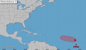 Disturbio tropical sube a 70 % su probabilidad de formaci&oacute;n mientras avanza por el Atl&aacute;ntico