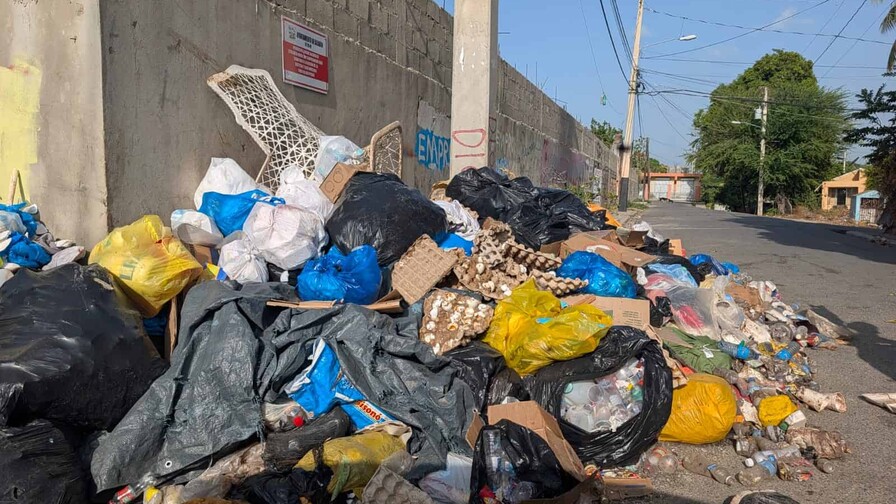Basura, caos y aceras ocupadas afectan el orden urbano en Dajabón Basura, caos y aceras ocupadas afectan el orden urbano en Dajabón