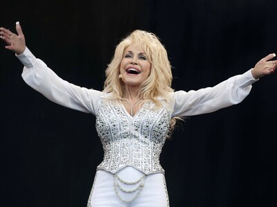 Google homenajea a leyenda Dolly Parton con mariposas en su buscador