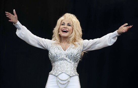 Google homenajea a Dolly Parton con mariposas en su buscador