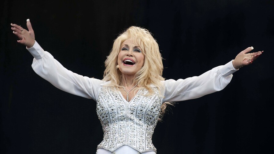Google homenajea a Dolly Parton con mariposas en su buscador