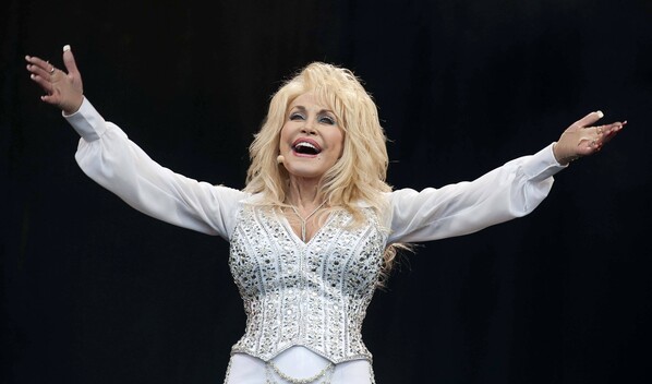 Dolly Parton deja un legado musical con su canci&oacute;n en c&aacute;psula del tiempo