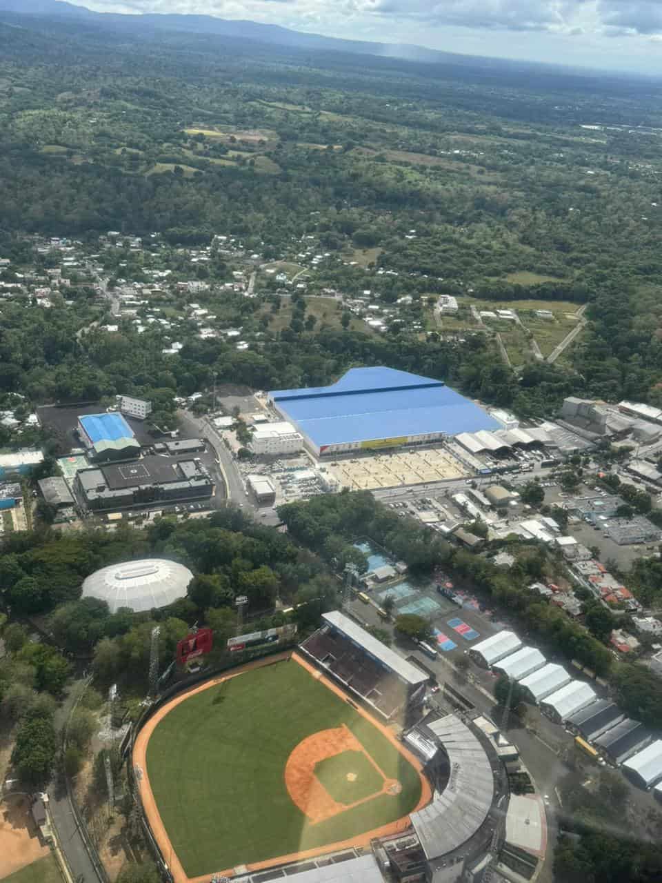 Al norte de la imagen, pintada de azul, la tienda china en SFM, que es más grande que el estadio Julián Javier, en primer plano.