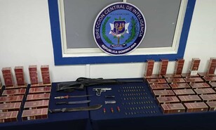 Ocupan armas, municiones y cigarrillos ilegales durante allanamientos en Santiago
