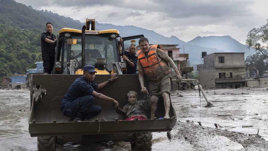 Colapso de glaciar provocó actividad sísmica y las inundaciones catastróficas en Nepal Colapso de glaciar provocó actividad sísmica y las inundaciones catastróficas en Nepal