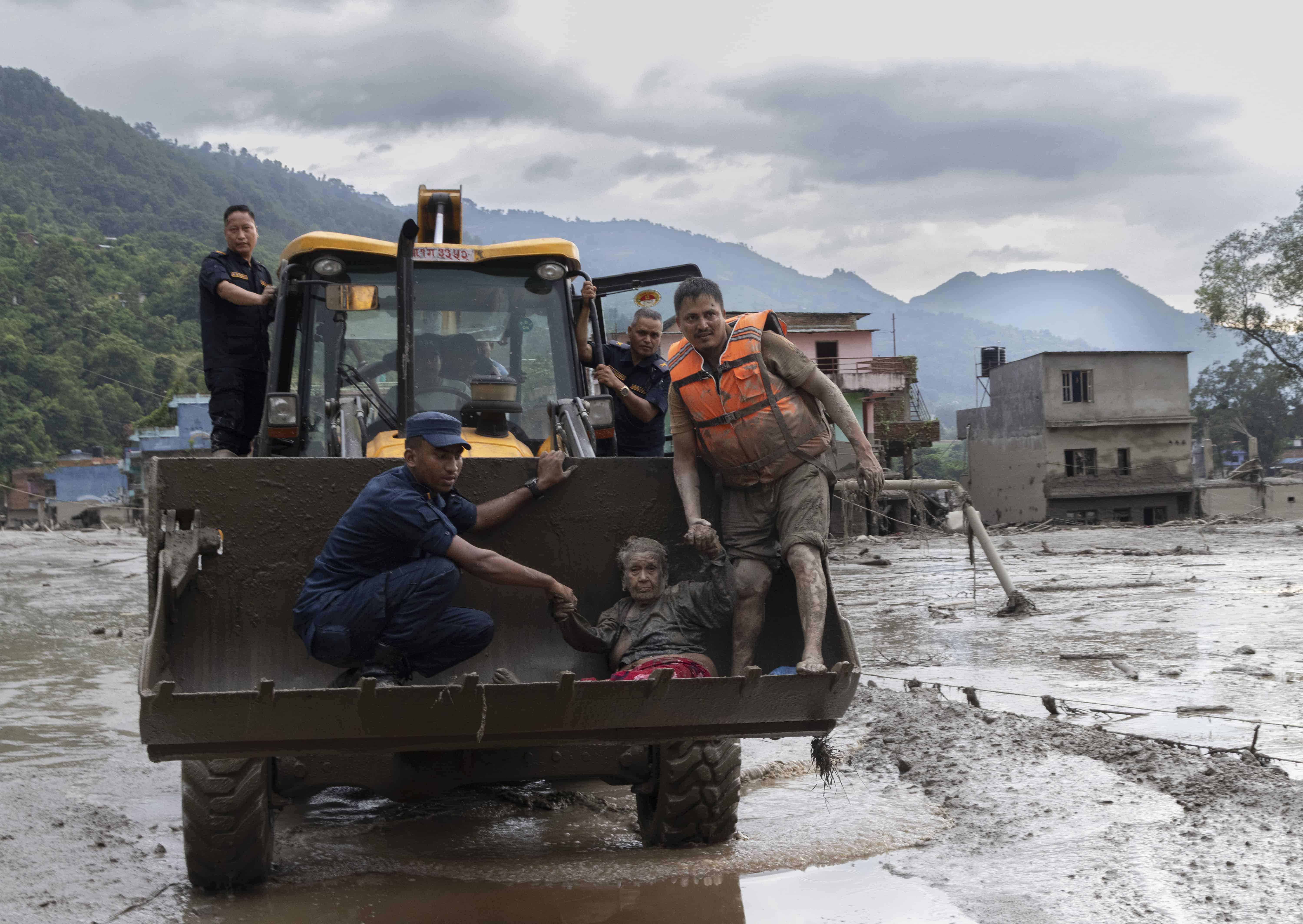 Colapso de glaciar provoc&oacute; actividad s&iacute;smica y las inundaciones catastr&oacute;ficas en Nepal 